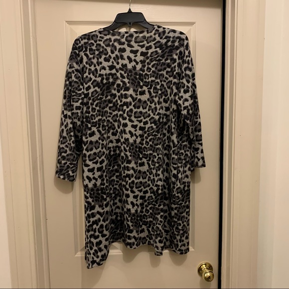 Do Everything in Love snow leopard cardigan. Women’s One Size. - Picture 2 of 5